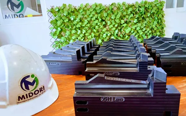 Casco de seguridad con el logotipo de Midori junto a piezas metálicas