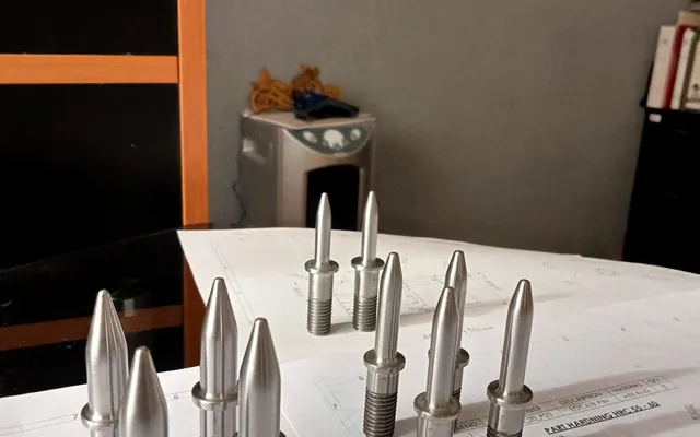Piezas maquinadas sobre un plano técnico